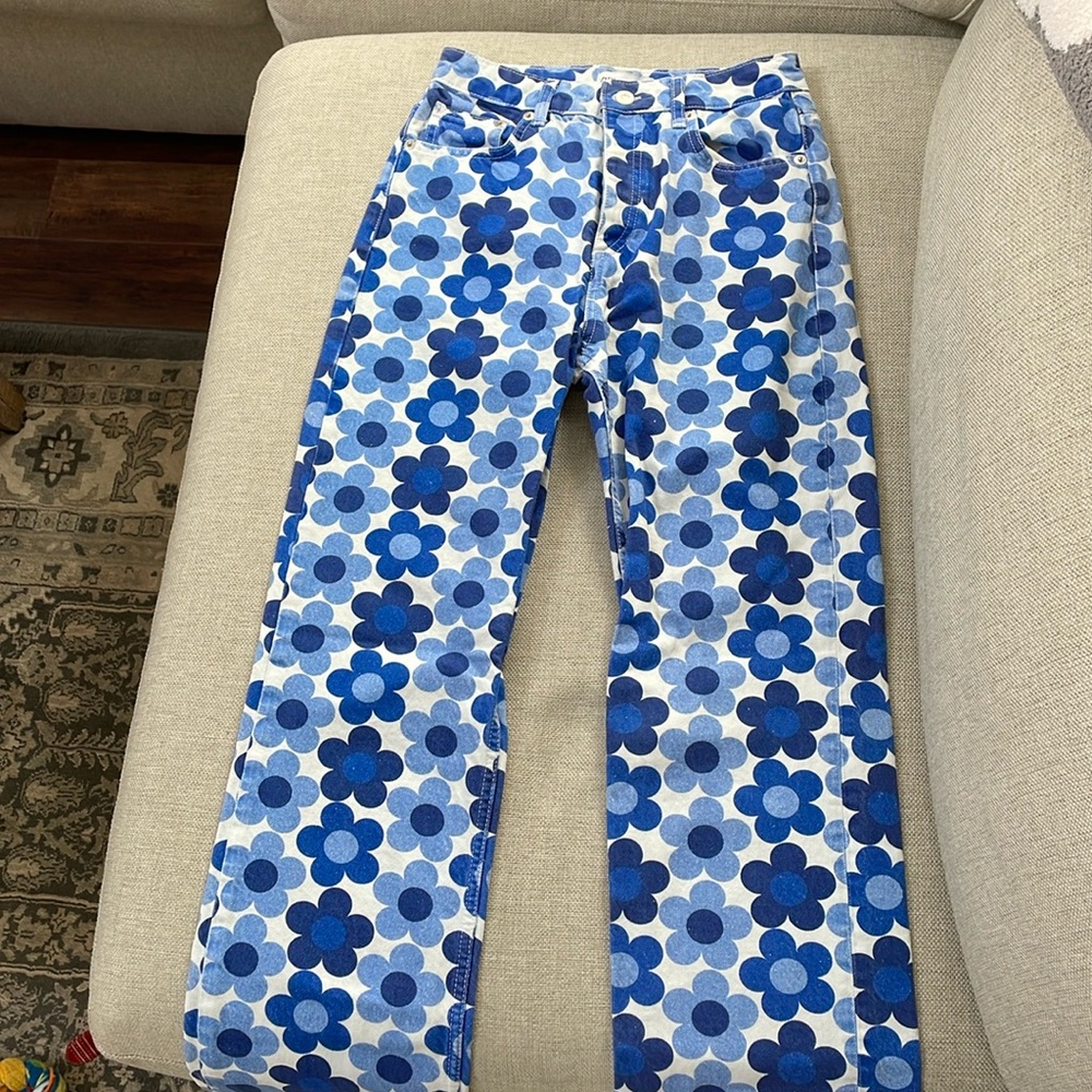 Zara blue and white flower print jeans. Size women’s 4. Worn. Good condition.
